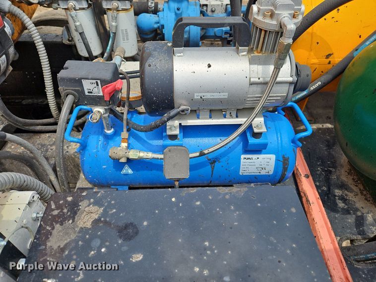 image for item OK9885 2000 International  4700 tack distributor truck