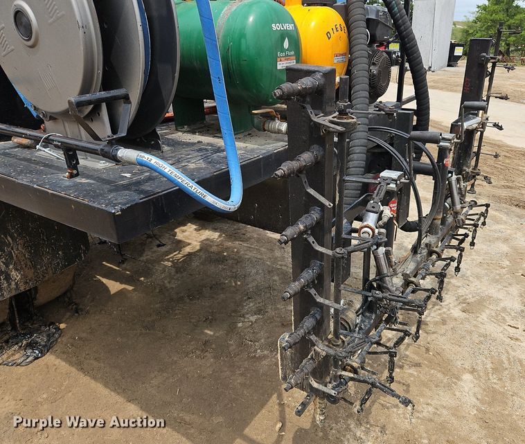 image for item OK9885 2000 International  4700 tack distributor truck