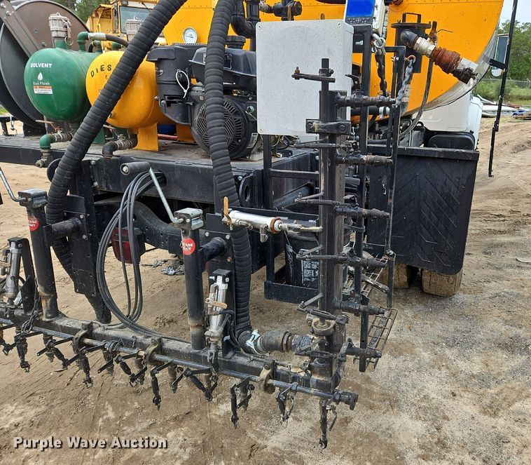 image for item OK9885 2000 International  4700 tack distributor truck