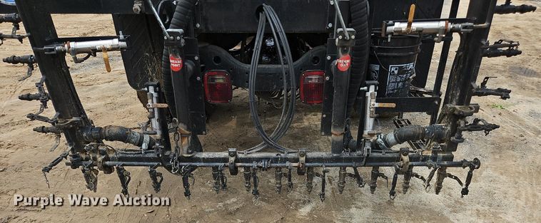 image for item OK9885 2000 International  4700 tack distributor truck