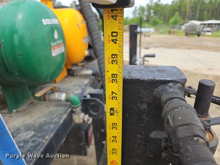 image for item OK9885 2000 International  4700 tack distributor truck