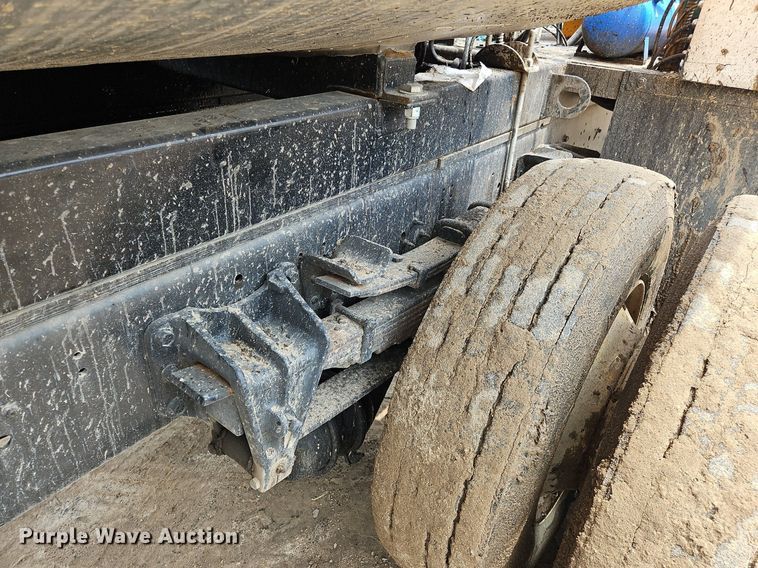 image for item OK9885 2000 International  4700 tack distributor truck