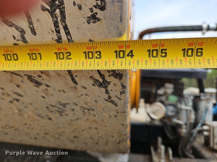 image for item OK9885 2000 International  4700 tack distributor truck