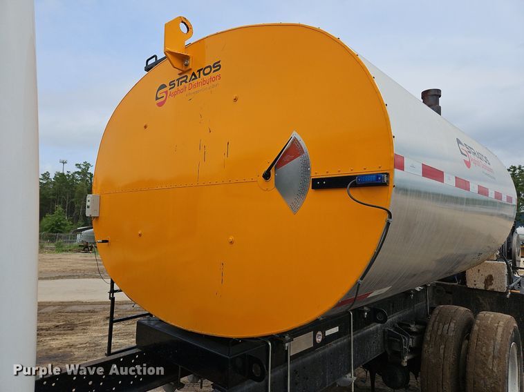 image for item OK9885 2000 International  4700 tack distributor truck