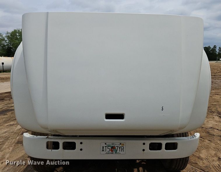 image for item OK9885 2000 International  4700 tack distributor truck