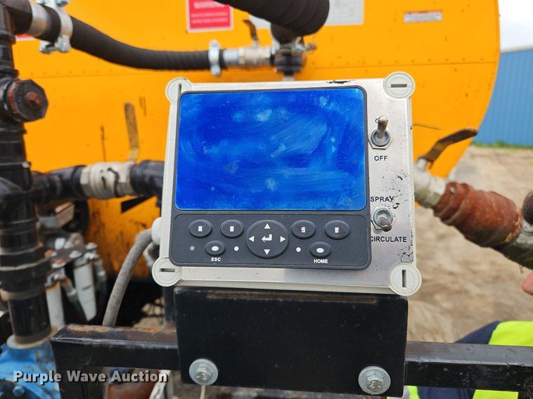 image for item OK9885 2000 International  4700 tack distributor truck