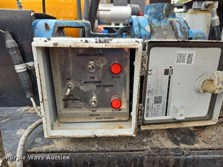 image for item OK9885 2000 International  4700 tack distributor truck