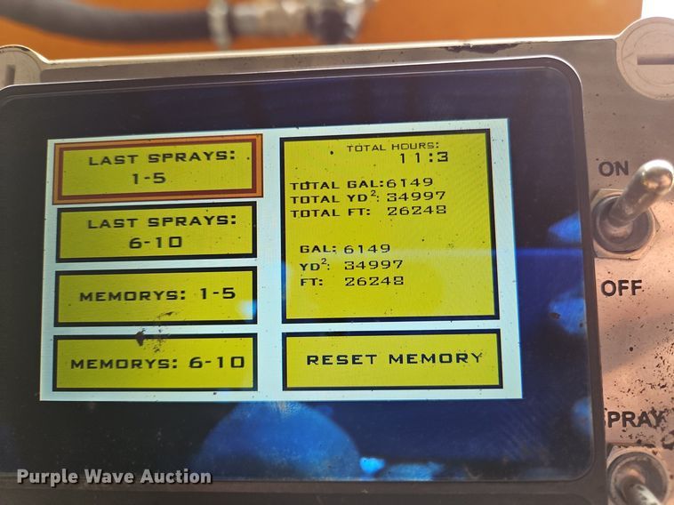 image for item OK9885 2000 International  4700 tack distributor truck