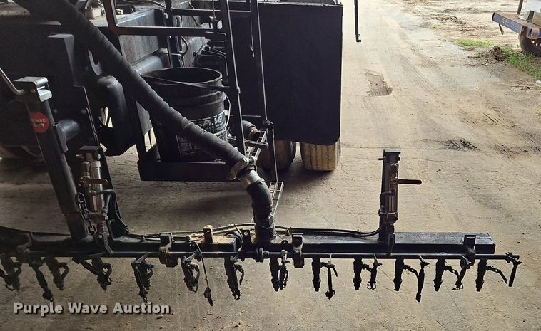 image for item OK9885 2000 International  4700 tack distributor truck