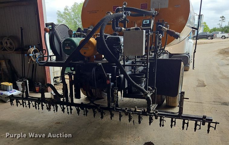 image for item OK9885 2000 International  4700 tack distributor truck