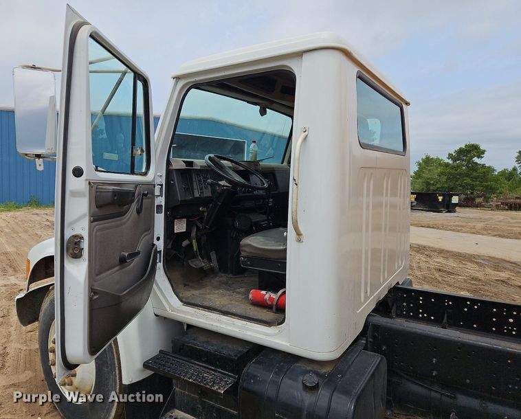 image for item OK9885 2000 International  4700 tack distributor truck