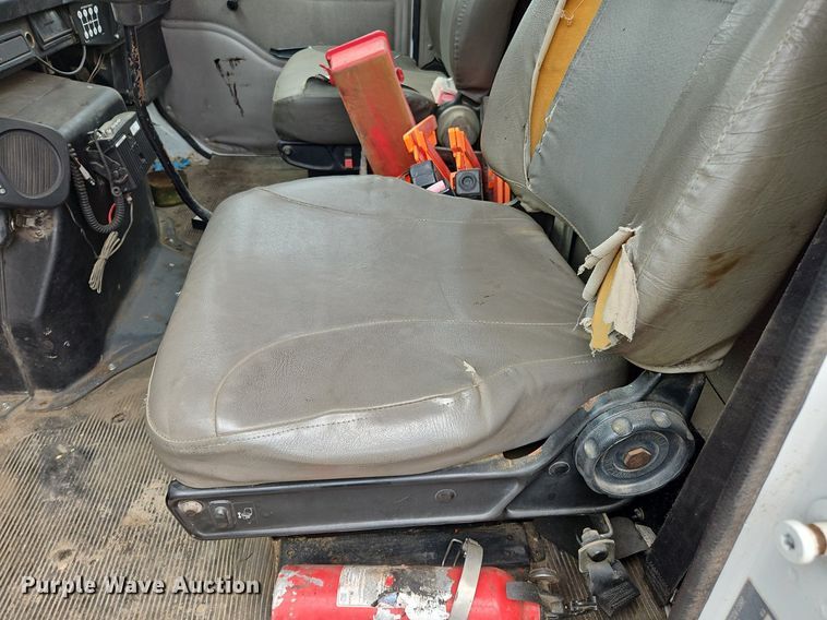 image for item OK9885 2000 International  4700 tack distributor truck