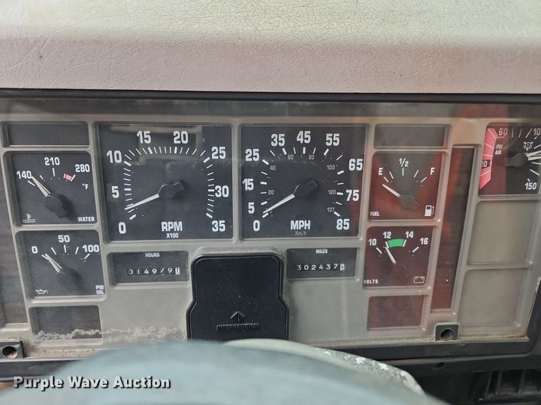 image for item OK9885 2000 International  4700 tack distributor truck