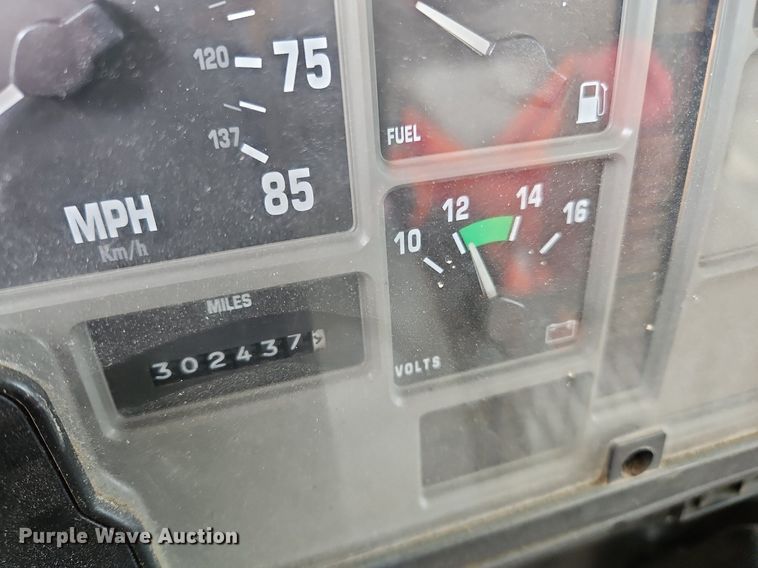 image for item OK9885 2000 International  4700 tack distributor truck