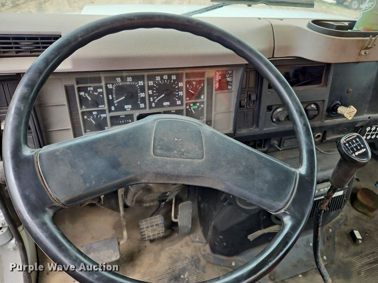 image for item OK9885 2000 International  4700 tack distributor truck