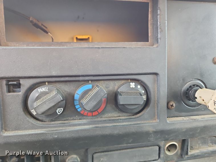 image for item OK9885 2000 International  4700 tack distributor truck