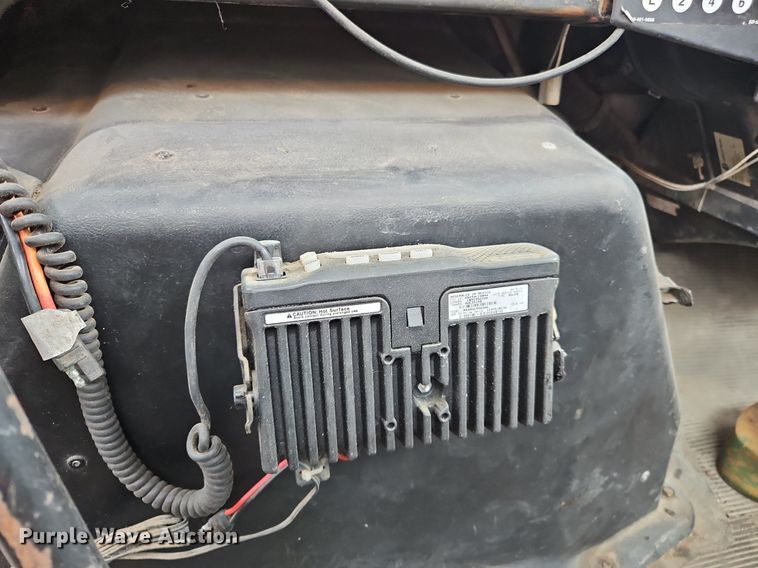 image for item OK9885 2000 International  4700 tack distributor truck