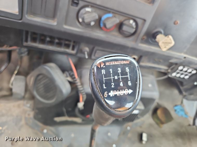 image for item OK9885 2000 International  4700 tack distributor truck