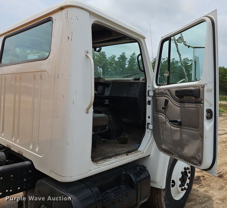 image for item OK9885 2000 International  4700 tack distributor truck