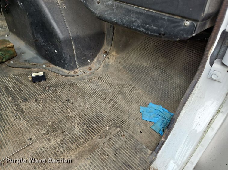 image for item OK9885 2000 International  4700 tack distributor truck