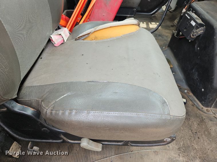 image for item OK9885 2000 International  4700 tack distributor truck