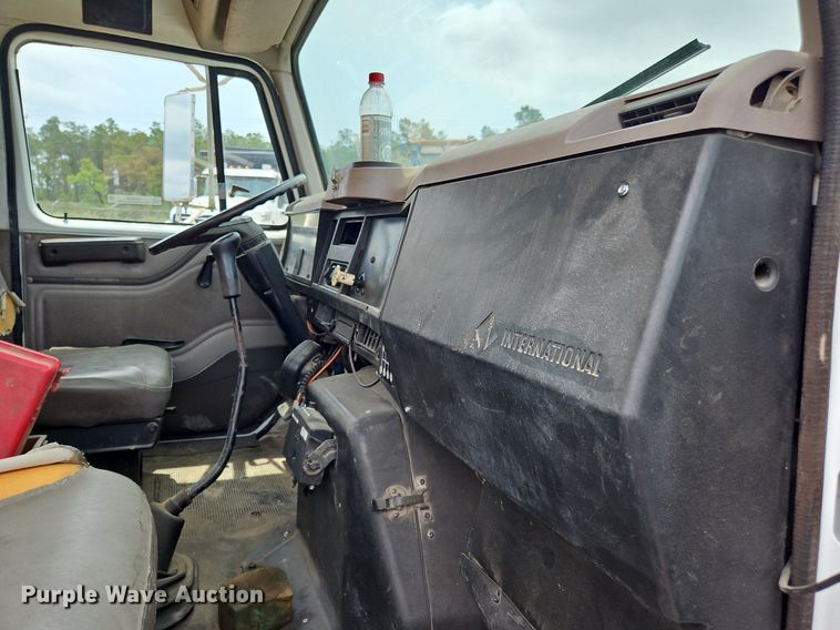 image for item OK9885 2000 International  4700 tack distributor truck