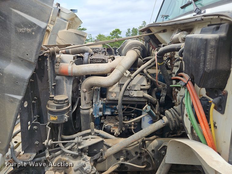 image for item OK9885 2000 International  4700 tack distributor truck