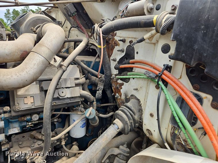 image for item OK9885 2000 International  4700 tack distributor truck