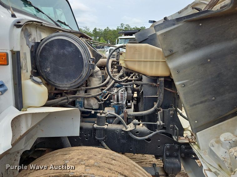 image for item OK9885 2000 International  4700 tack distributor truck