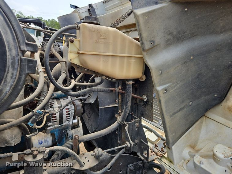 image for item OK9885 2000 International  4700 tack distributor truck