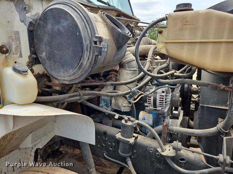 image for item OK9885 2000 International  4700 tack distributor truck