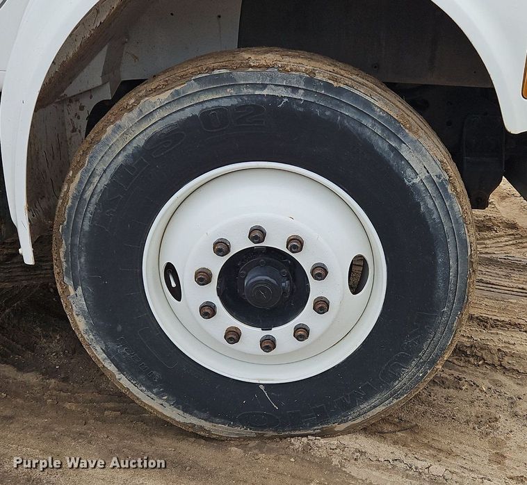 image for item OK9885 2000 International  4700 tack distributor truck