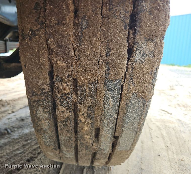 image for item OK9885 2000 International  4700 tack distributor truck