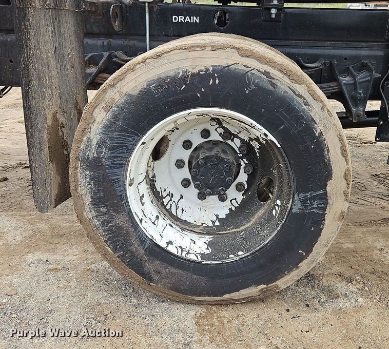 image for item OK9885 2000 International  4700 tack distributor truck