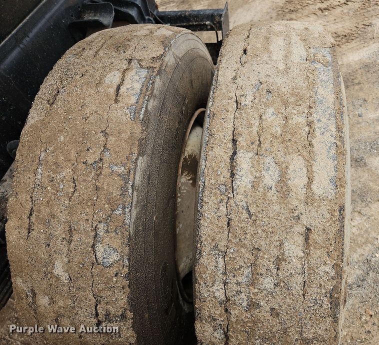 image for item OK9885 2000 International  4700 tack distributor truck