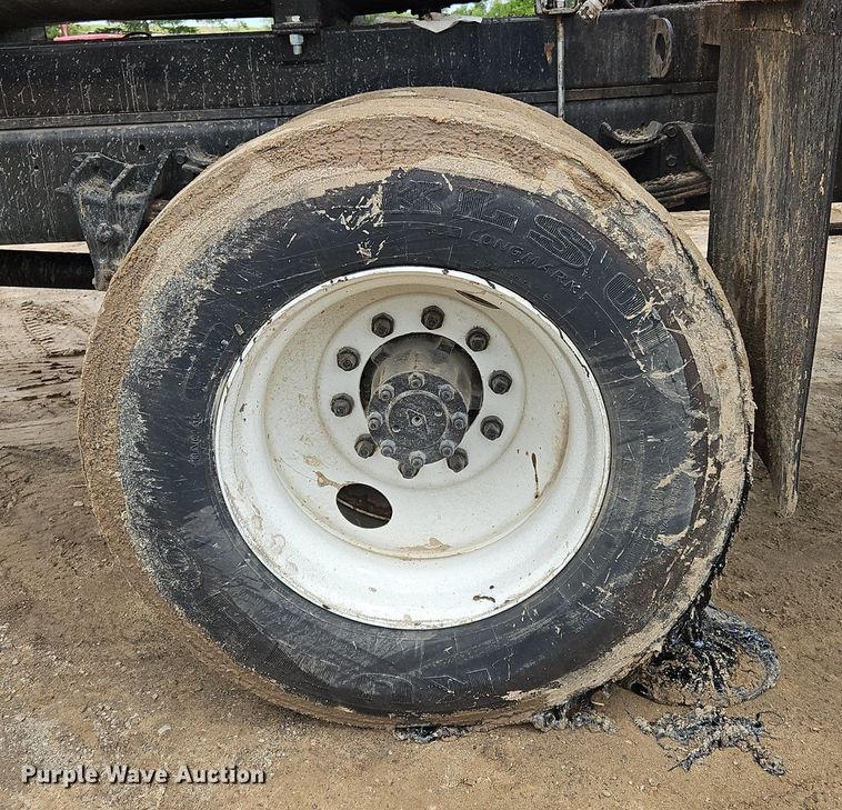 image for item OK9885 2000 International  4700 tack distributor truck