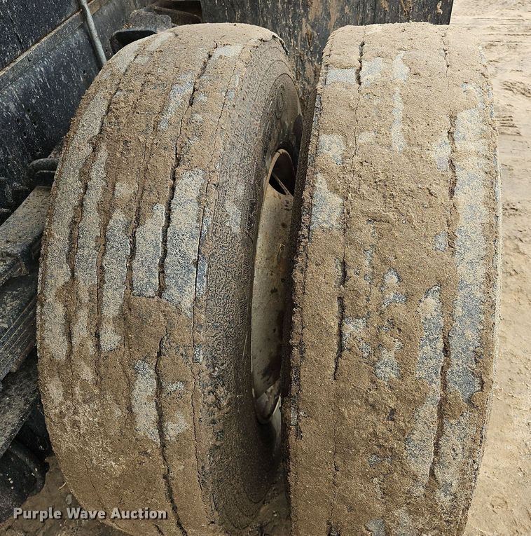 image for item OK9885 2000 International  4700 tack distributor truck