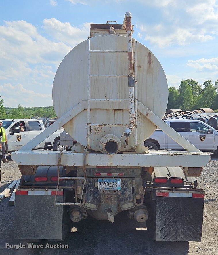 image for item OK9891 1997 Ford water truck