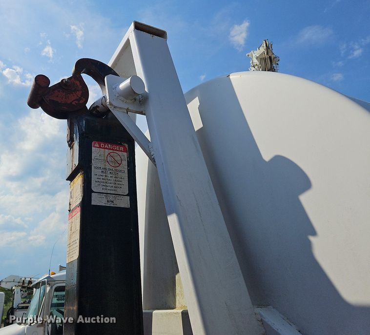 image for item OK9891 1997 Ford water truck