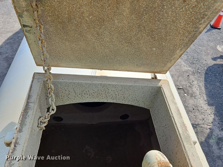 image for item OK9891 1997 Ford water truck