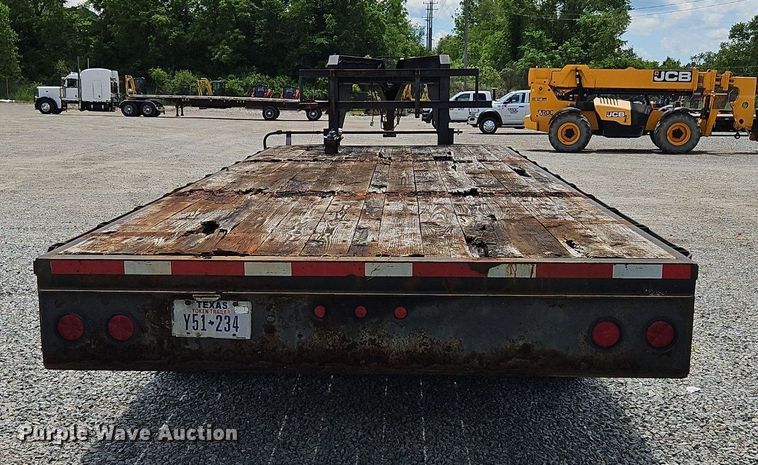 image for item OK9937 2009 Apache equipment trailer