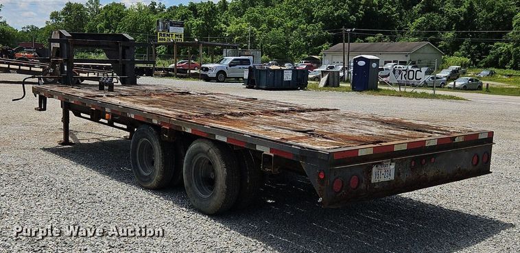 image for item OK9937 2009 Apache equipment trailer