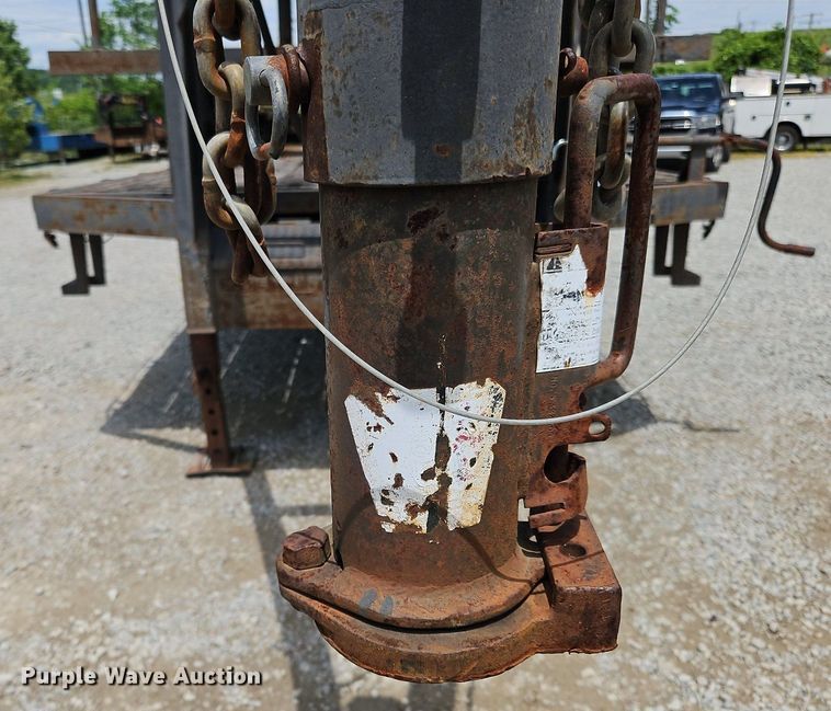 image for item OK9937 2009 Apache equipment trailer