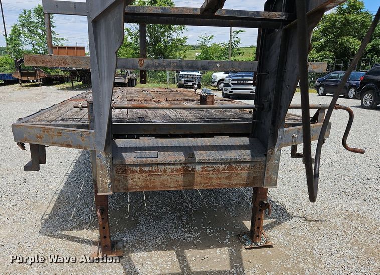 image for item OK9937 2009 Apache equipment trailer