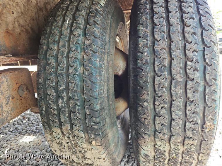 image for item OK9937 2009 Apache equipment trailer