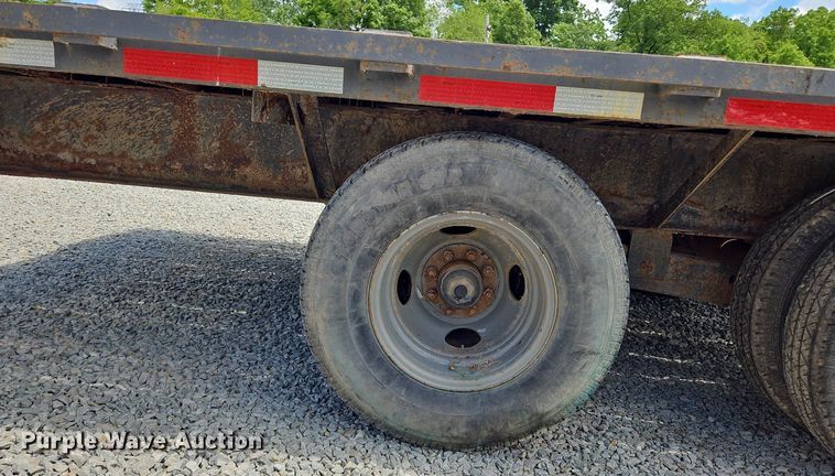 image for item OK9937 2009 Apache equipment trailer