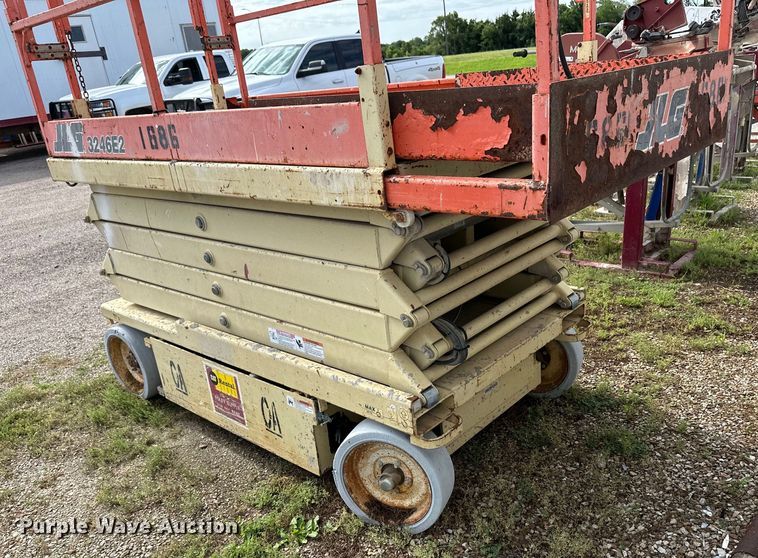 image for item OL9517 JLG 3246E2 scissor lift