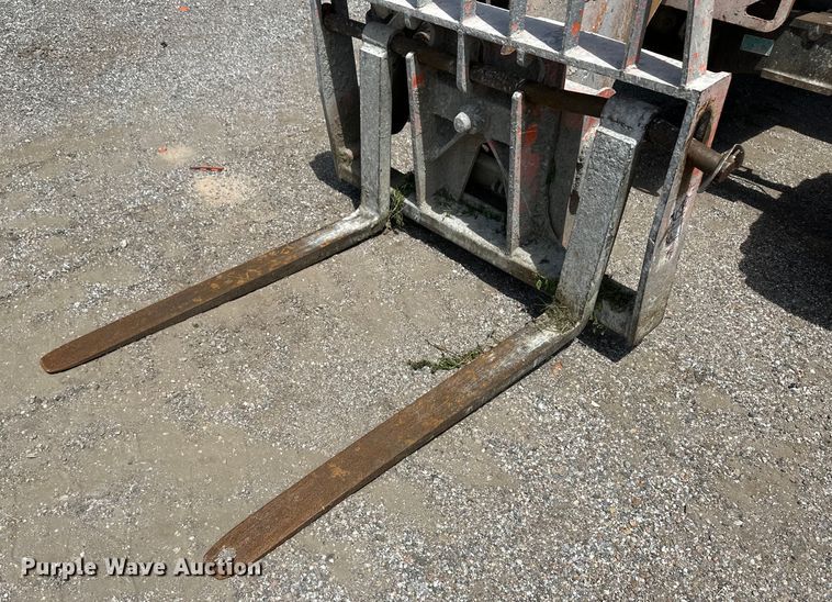 image for item OL9553 2002 Lull 844C-42 telehandler