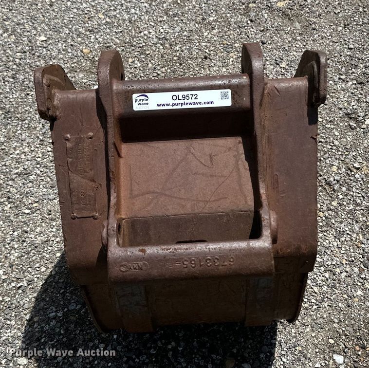 image for item OL9572 Bobcat excavator bucket