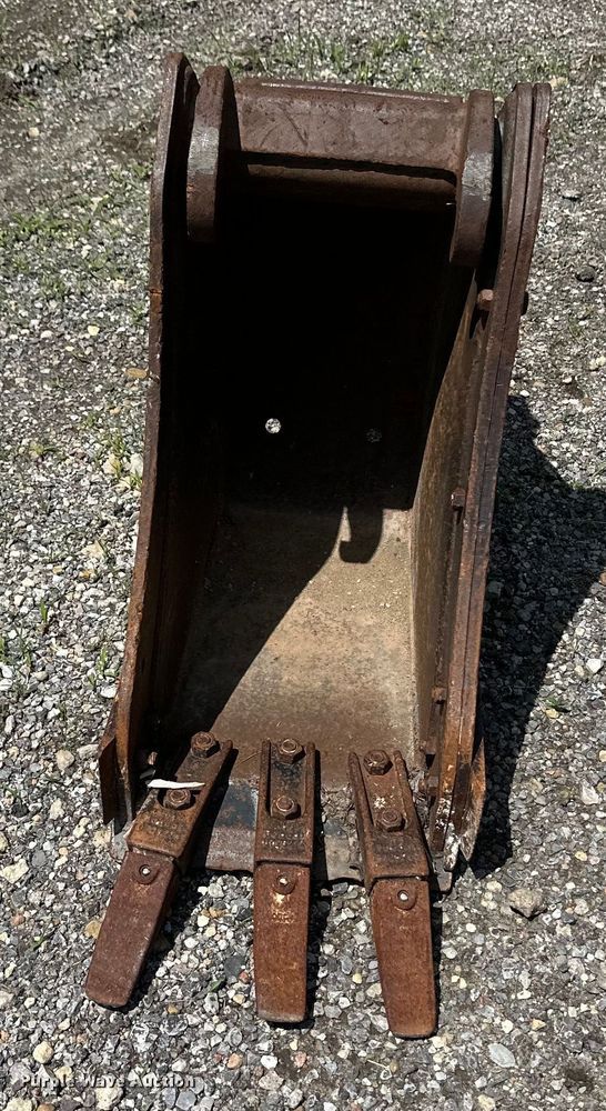 image for item OL9573 Bobcat excavator bucket